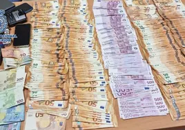 Dos detenidos que ocultaban en el maletero de su coche drogas y más de 60.000 euros