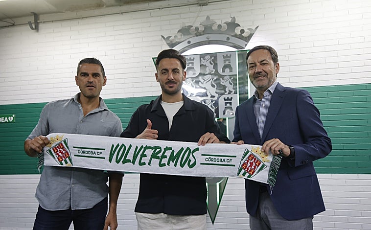 Imagen principal - El defensa blanquiverde estuvo acompañado de Juan Gutiérrez 'Juanito' y Antonio Fernández Monterrubio