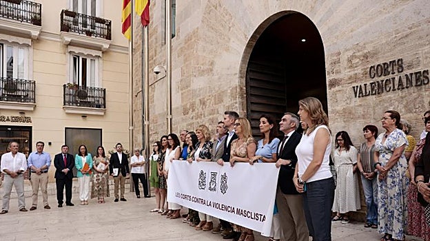 Concentración ante la puerta de las Cortes valencianas en repulsa por el asesinato machista en Antella