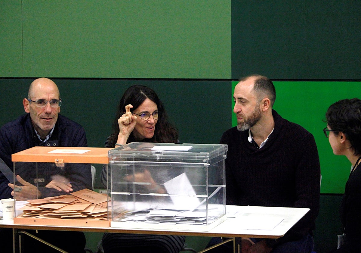 Los miembros de una mesa electoral en La Coruña durante las elecciones generales de noviembre de 2019