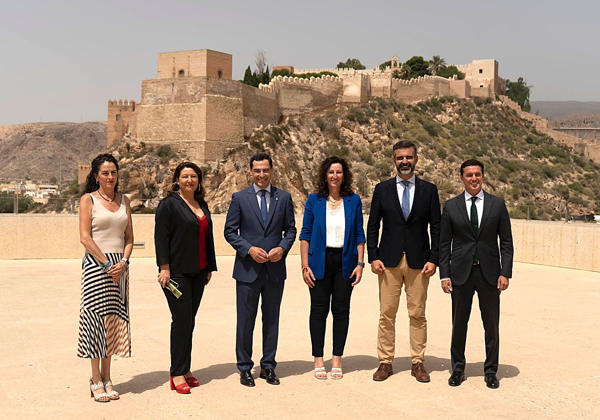 Juanma Moreno, junto a María Vázquez, y otros miembros del gobierno andaluz y local.