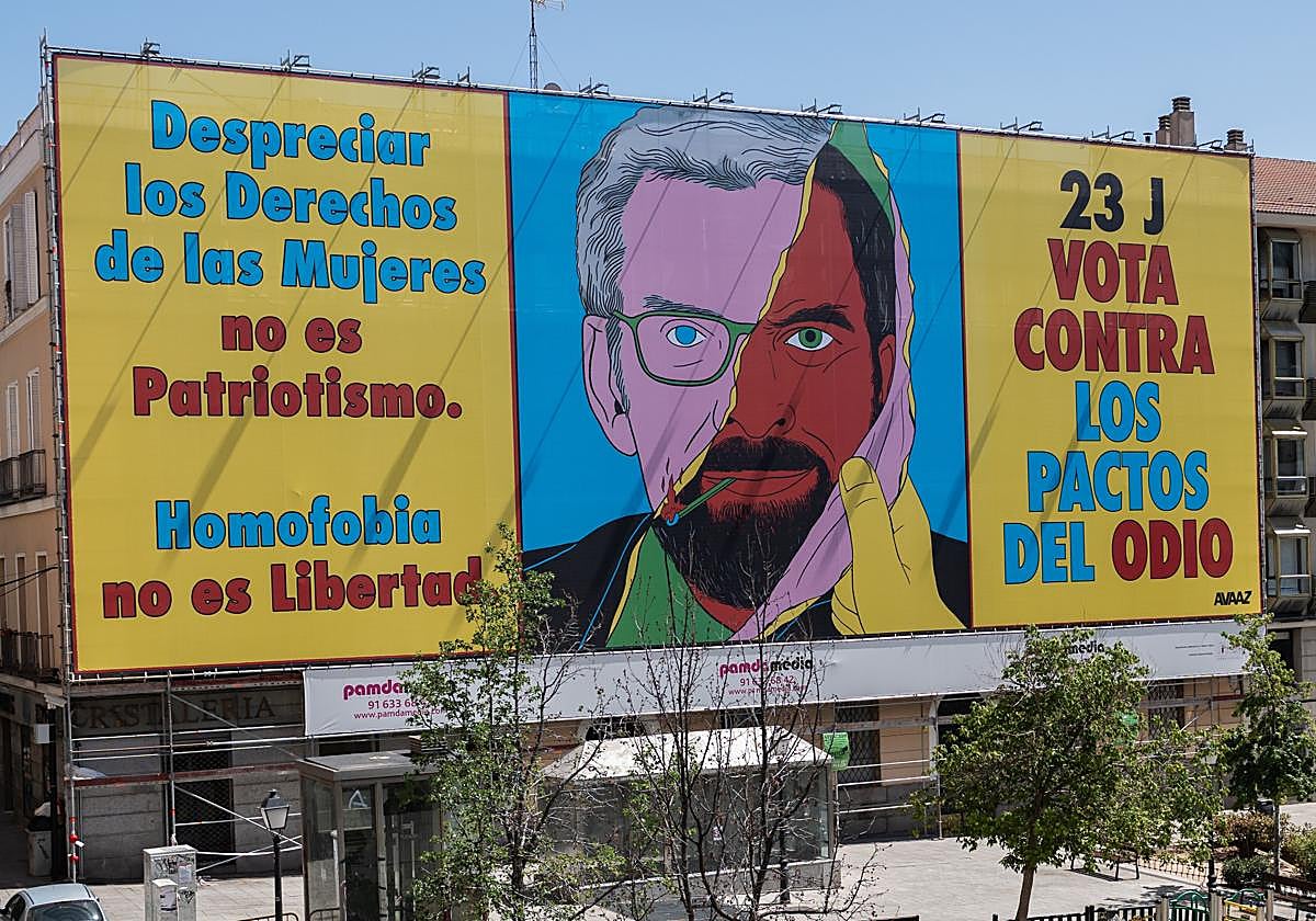 Lona contra Feijóo y Abascal desplegada en Madrid por la fundación Avaaz