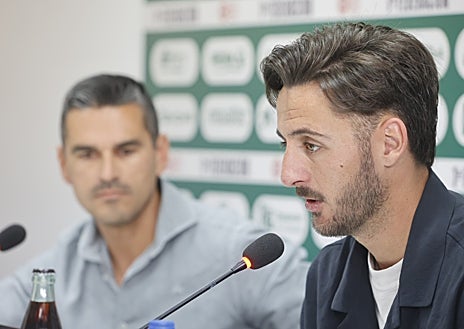 Imagen secundaria 1 - El defensa blanquiverde estuvo acompañado de Juan Gutiérrez 'Juanito' y Antonio Fernández Monterrubio