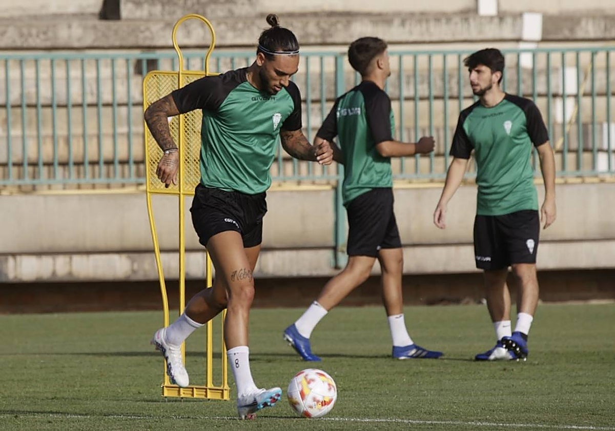 Gudelj, recién renovado, se ejercita en la Ciudad Deportiva este lunes