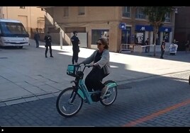 Ribera llega a la cumbre de ministros de Medio Ambiente en bicicleta