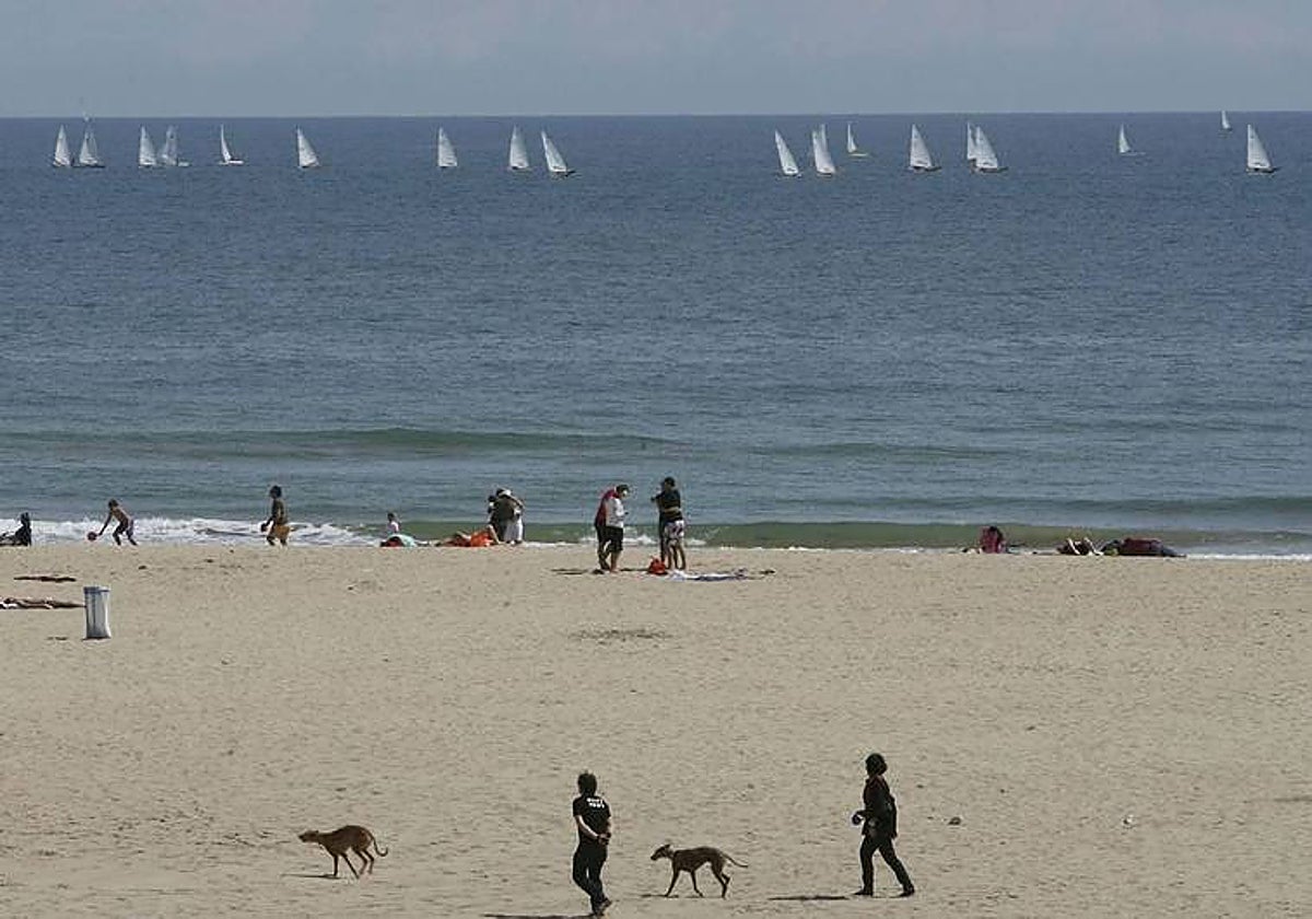Imagen de archivo de una playa en Tarragona