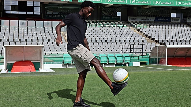 Adilson Mendes toca el balón sobre el césped de El Arcángel