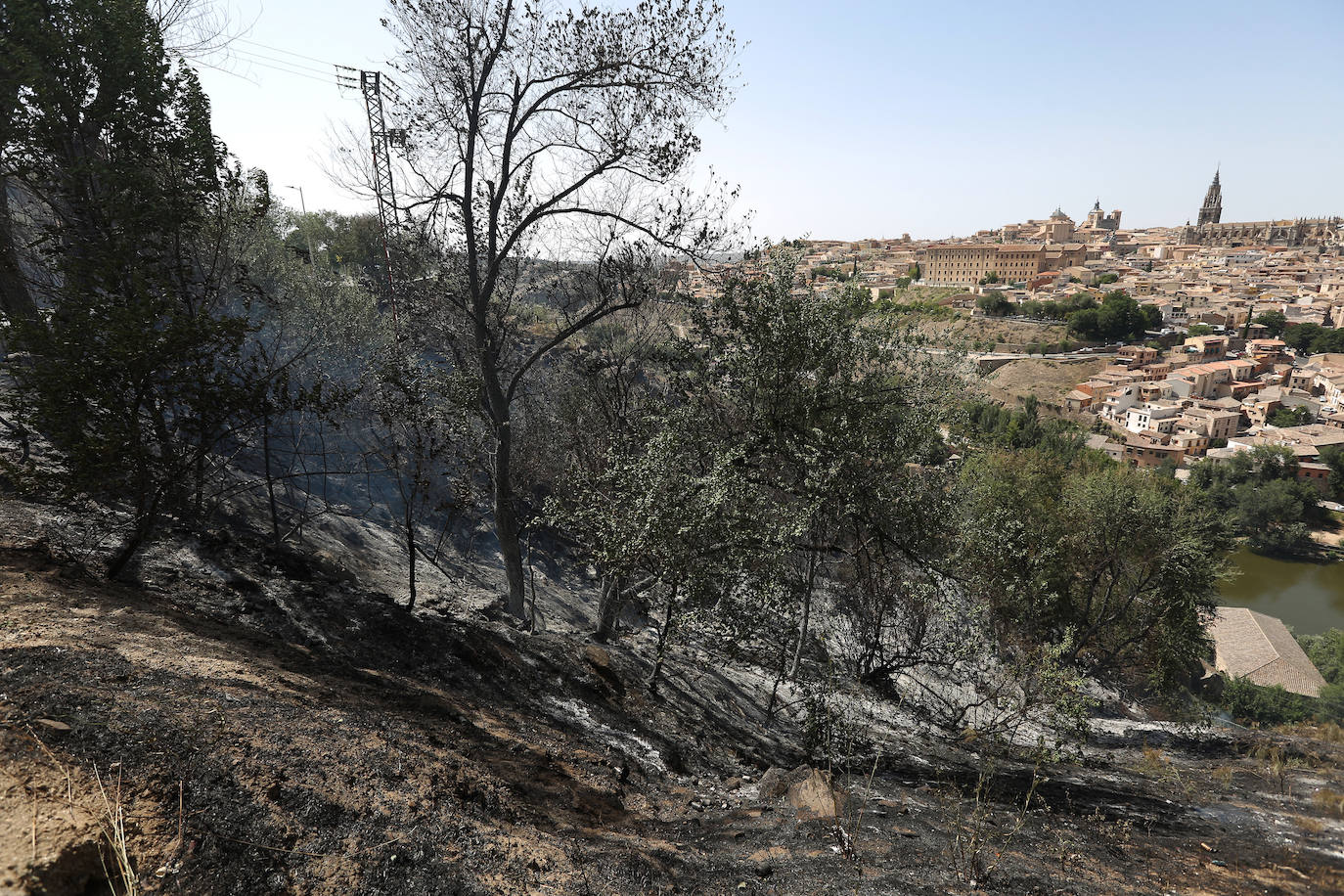 En imágenes, las labores de extinción del incendio declarado en el Valle