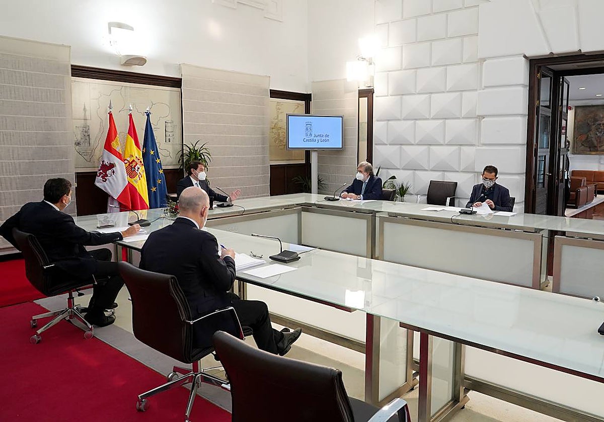 El presidente de la Junta, Alfonso Fernández Mañueco, preside la reunión del Consejo del Diálogo Social de Castilla y León en una imagen de archivo