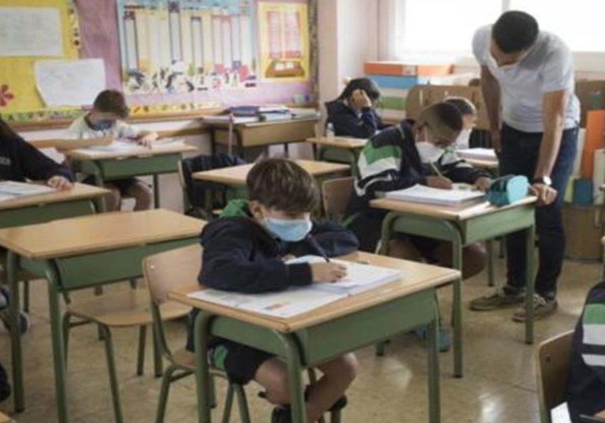 Un docente impartiendo clase