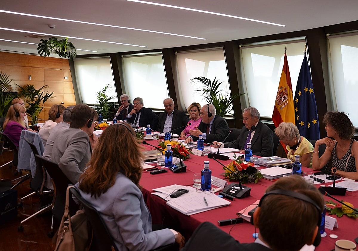 Conde-Pumpido, con la delegación del TC alemán  y representantes del Consticional español