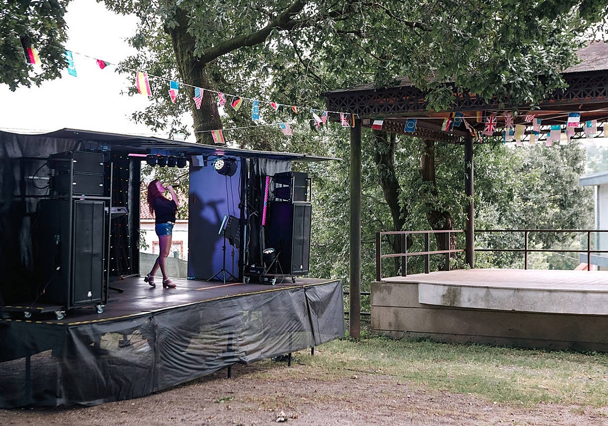 Palco de fiestas en San Cristovo, Carballiño (Orense)