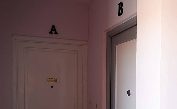 Descansillo de la vivienda de la detenida