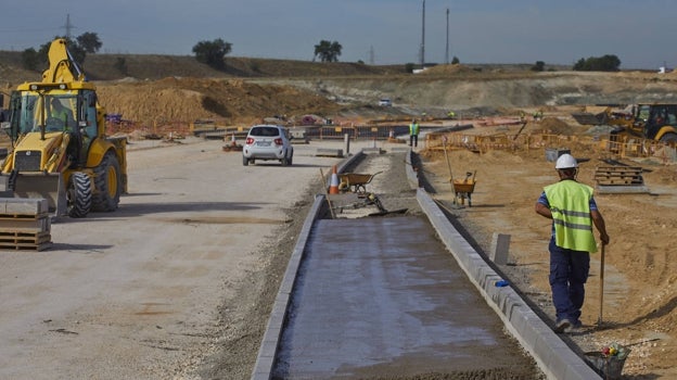 Los operarios trabajan en el terreno, a un costado de la avenida del Mayorazgo