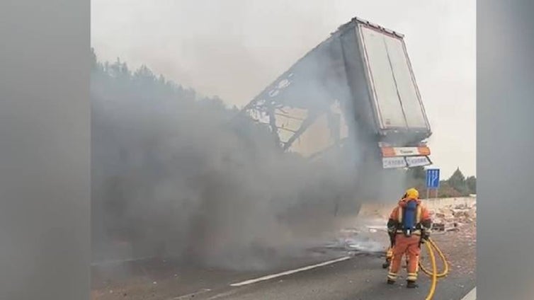 Un camión se queda en llamas y colgando de un puente tras accidentarse en una autovía valenciana