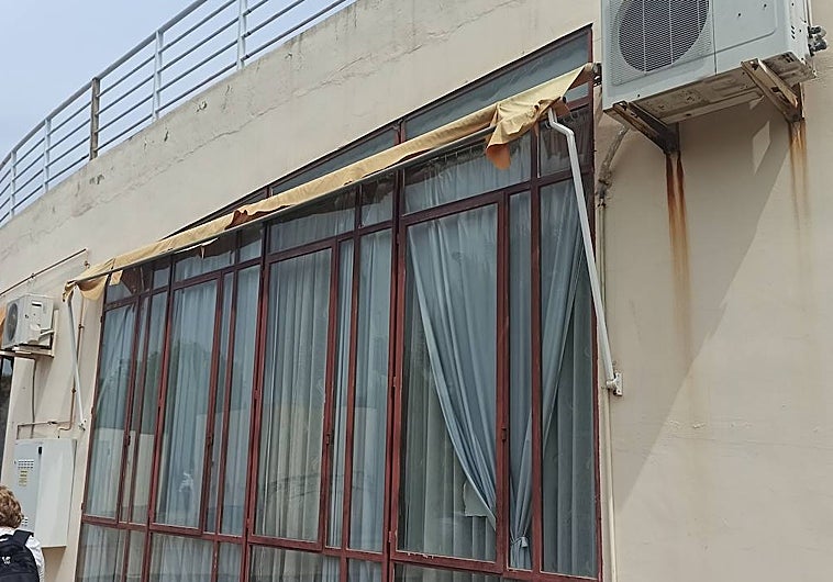 Imagen de los toldos rotos y los sistemas de ventilación ineficientes en el centro de menores de la Plana Alta