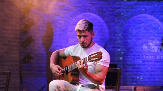 El guitarrista Amós Lora durante la presentación del festival