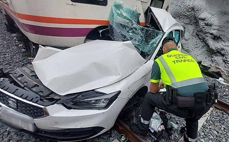Imagen principal - Sobre estas líneas, imágenes del siniestro, en el que se ha visto implicado un vehículo que cruzaba el paso a nivel cuando fue arrollado por el tren, con 17 viajeros que se encuentran en buen estado