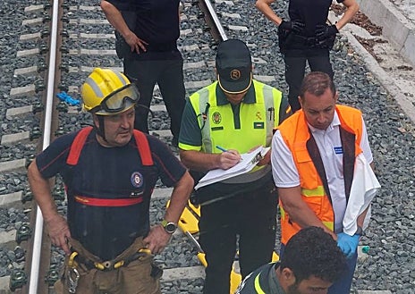 Imagen secundaria 1 - Sobre estas líneas, imágenes del siniestro, en el que se ha visto implicado un vehículo que cruzaba el paso a nivel cuando fue arrollado por el tren, con 17 viajeros que se encuentran en buen estado