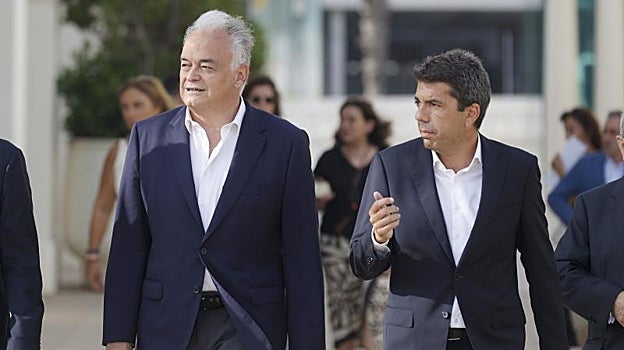 Esteban González Pons, acompañado por el futuro presidente de la Generalitat, Carlos Mazón