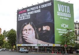 Vox cuelga una nueva lona en Madrid: «Sánchez ha puesto a cientos de monstruos en la calle»