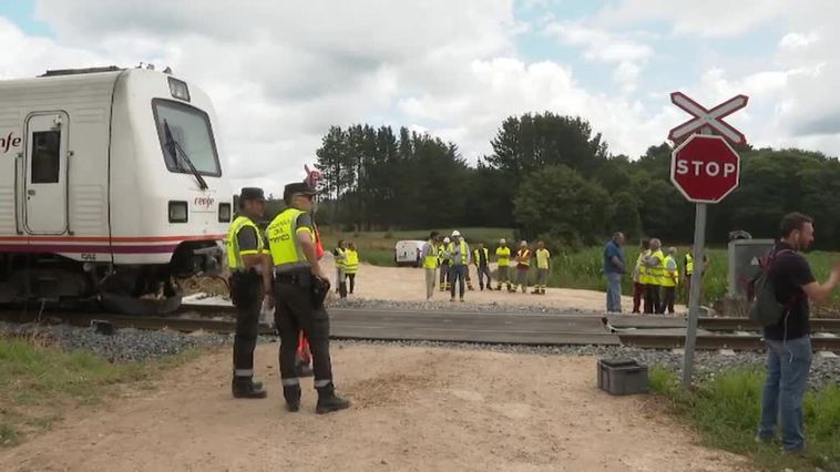 Un muerto y dos heridos graves tras ser arrollados por un tren en un paso a nivel