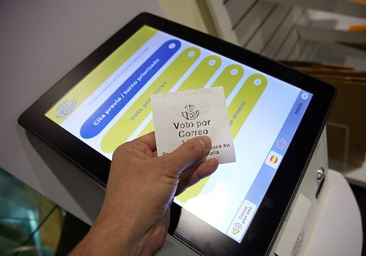 Un ciudadano pide turno para solicitar el voto por correo