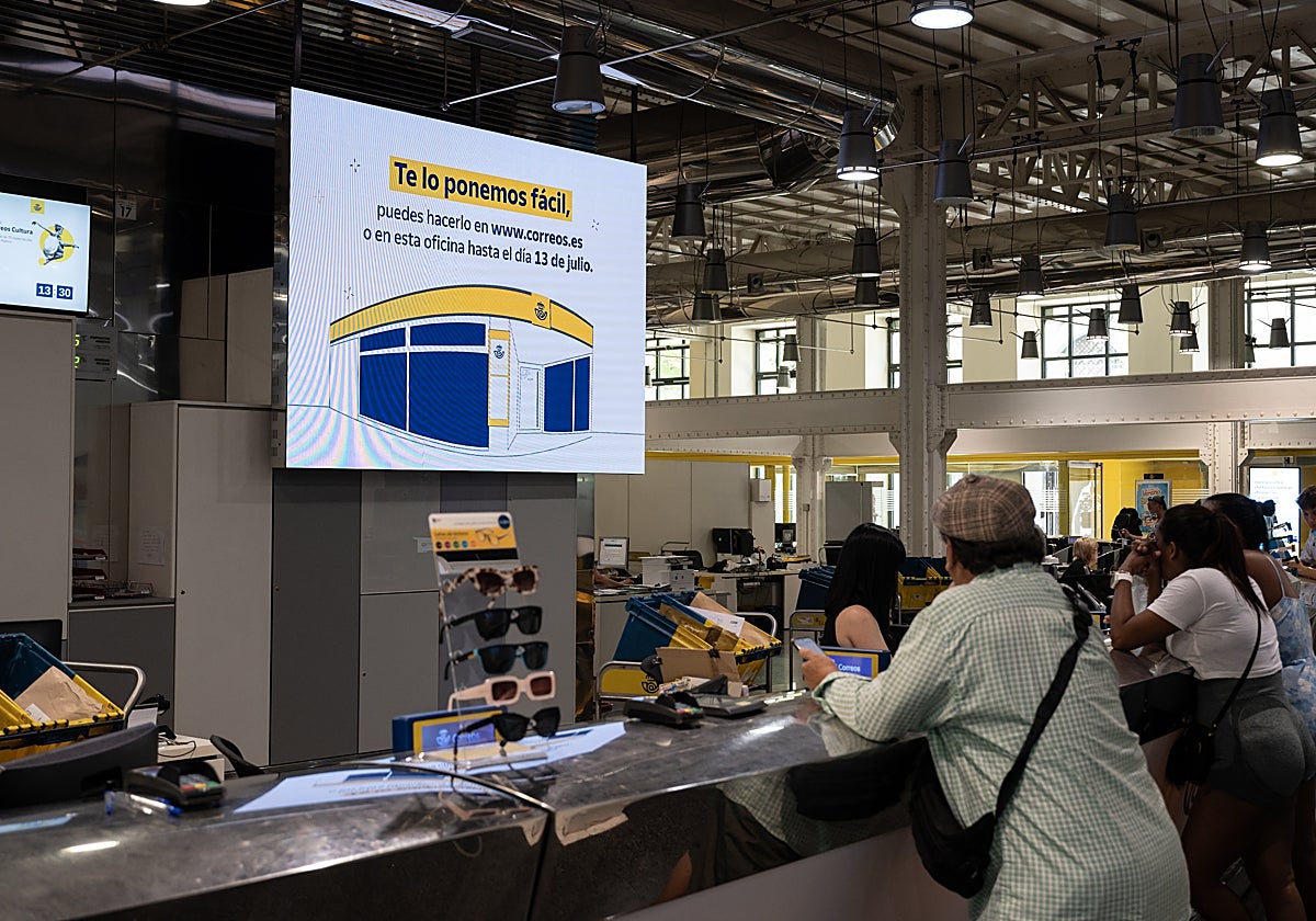 Ciudadanos esperan para votar en una oficina de Correos de Madrid