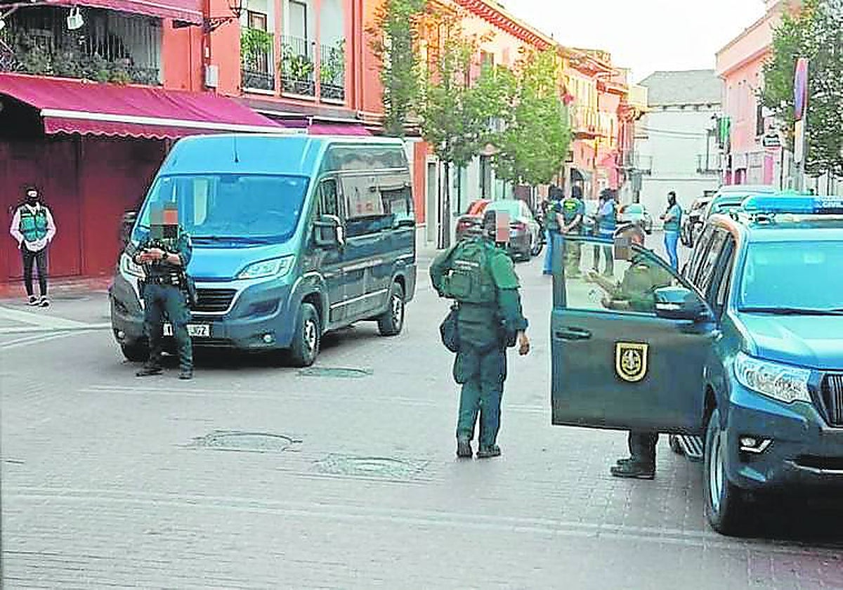 La Guardia Civil durante la operación en Tudela del Duero