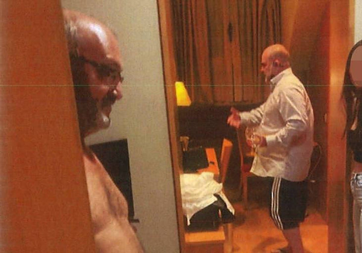 El exdiputado Fuentes Curbelo y el mediador Navarro Tacoronte con una mujer en un hotel