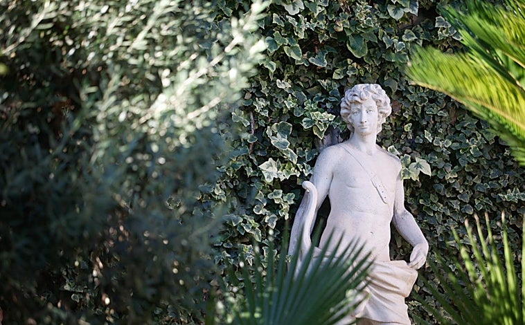 Imagen principal - El patio del número 8 de la calle Aceite, una vericueta callejuela al lado de la iglesia de Santiago, es un micromundo de escenarios domésticos, vegetación, esculturas y pequeños detalles por el que perderse. A pesar del rigor de las temperaturas, sus plantas más atemporales se mantiene vigorosas en un microclima único.