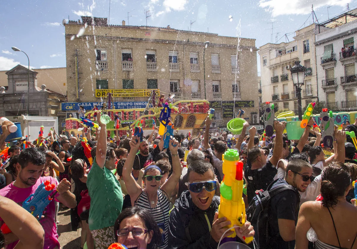 Fiestas del Carmen la Batalla Naval baña Vallecas y Nena Daconte y