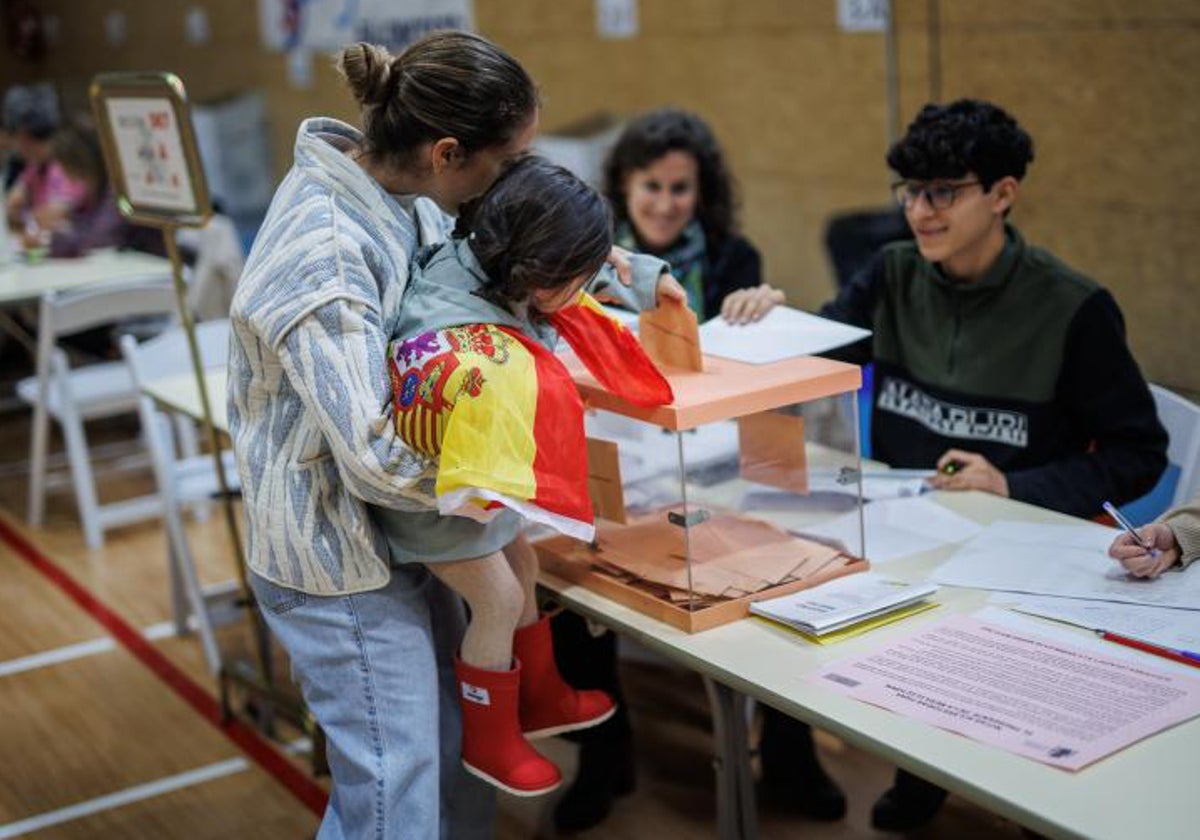 Una mujer vota en el Colegio San Agustín en las pasadas elecciones del 28M