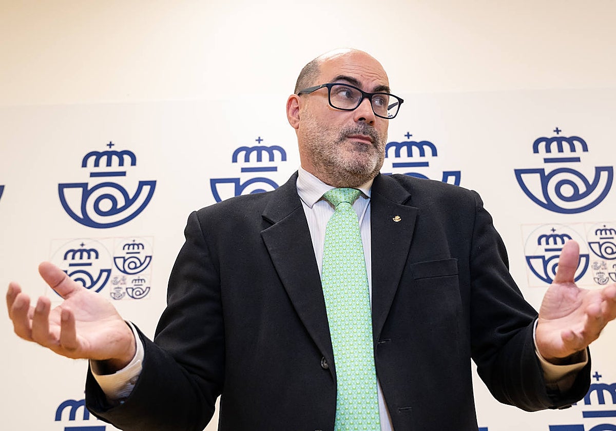 El director adjunto de Operaciones de Correos, José Luis Alonso Nistal, comparece ante los medios este jueves