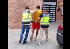Prisión para un joven que atracó a un policía local a punta de navaja y haciéndole un «mataleón» en Alicante