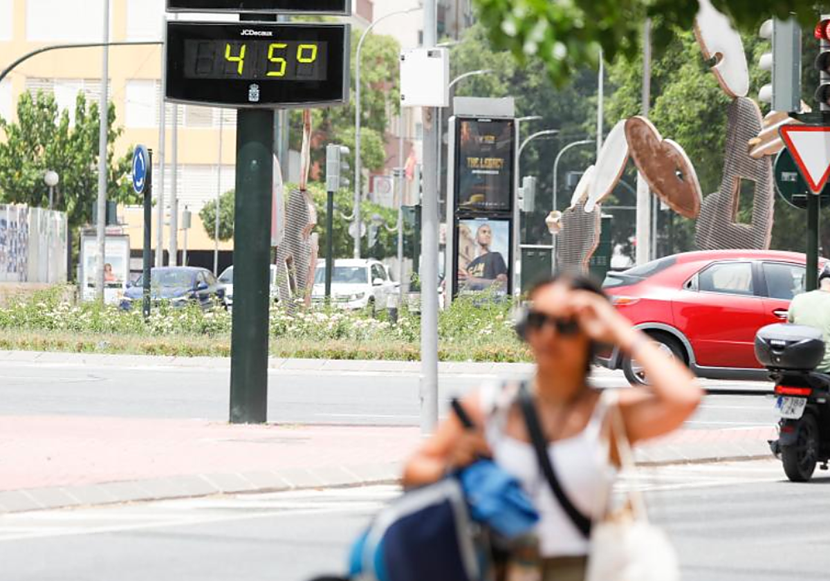 Un termómetro marca los 45 grados en la calle en Murcia