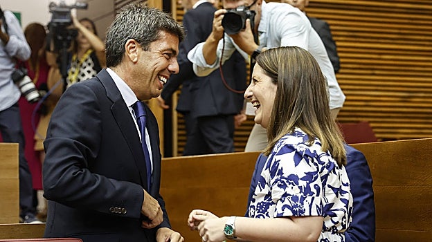 Imagen del presidente de la Generalitat Valenciana, Carlos Mazón, con la síndica de Vox, Ana Vega, este jueves en las Cortes Valencianas