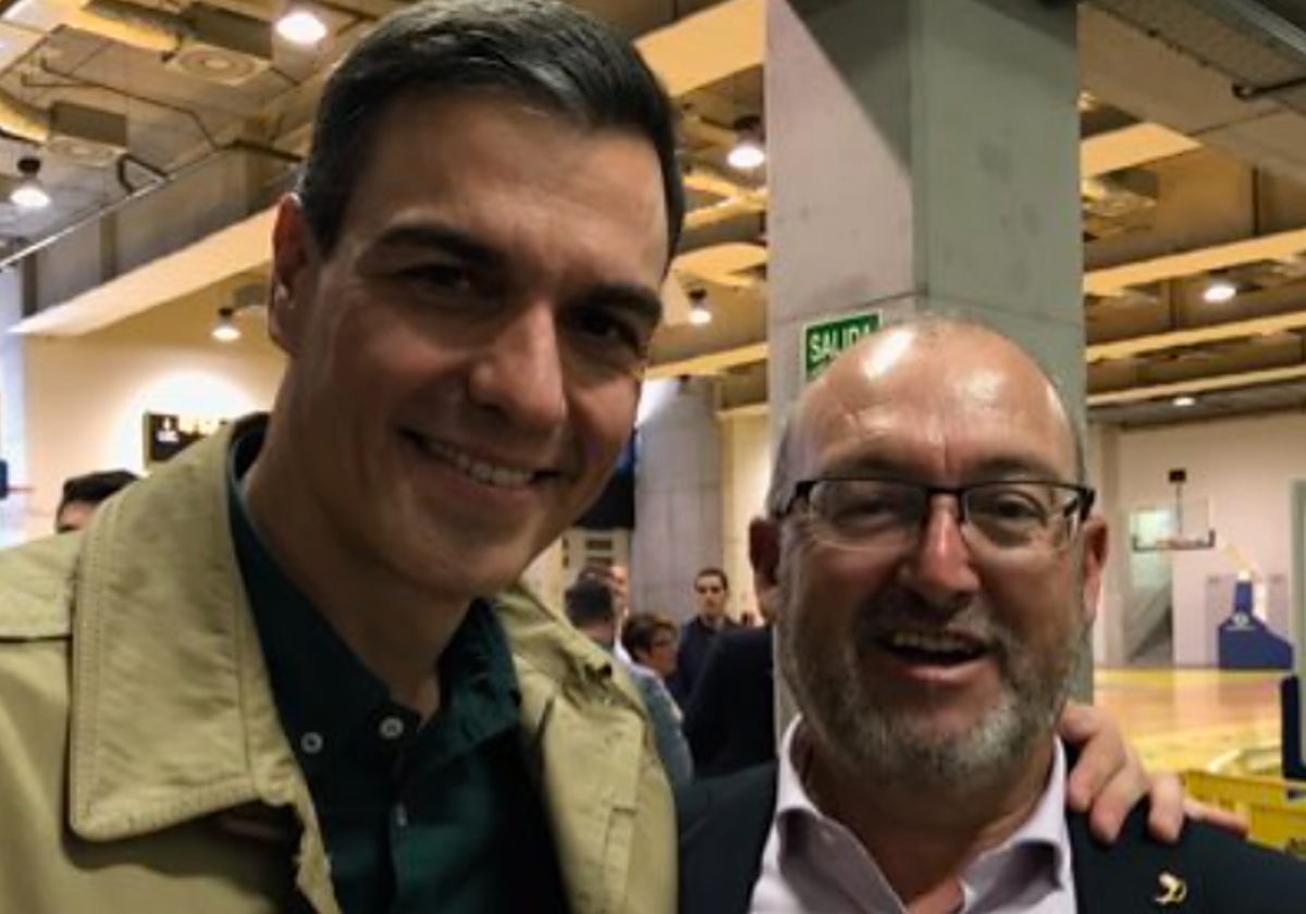 El exdiputado con el presidente del Gobierno Pedro Sánchez en Fuerteventura