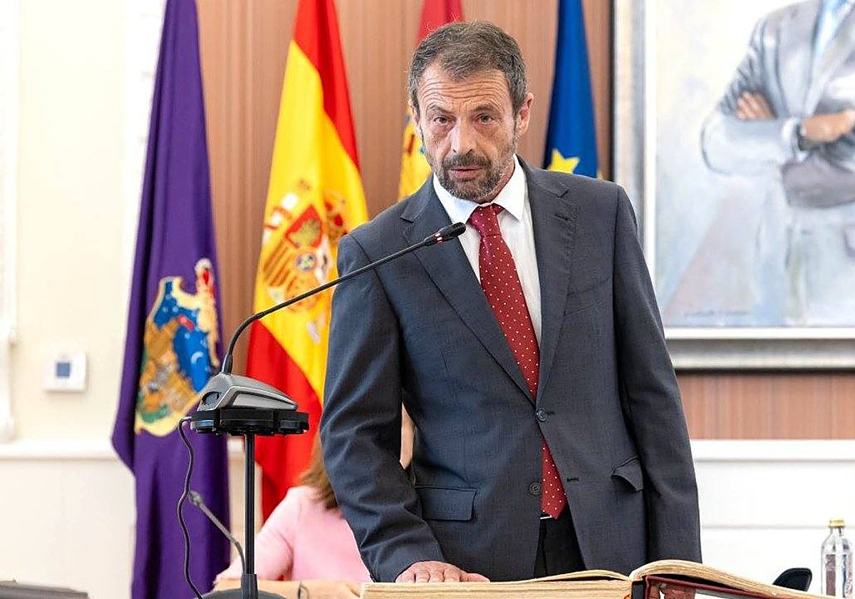 El teniente de alcalde de Guadalajara de Vox contrata a su hermano como ...