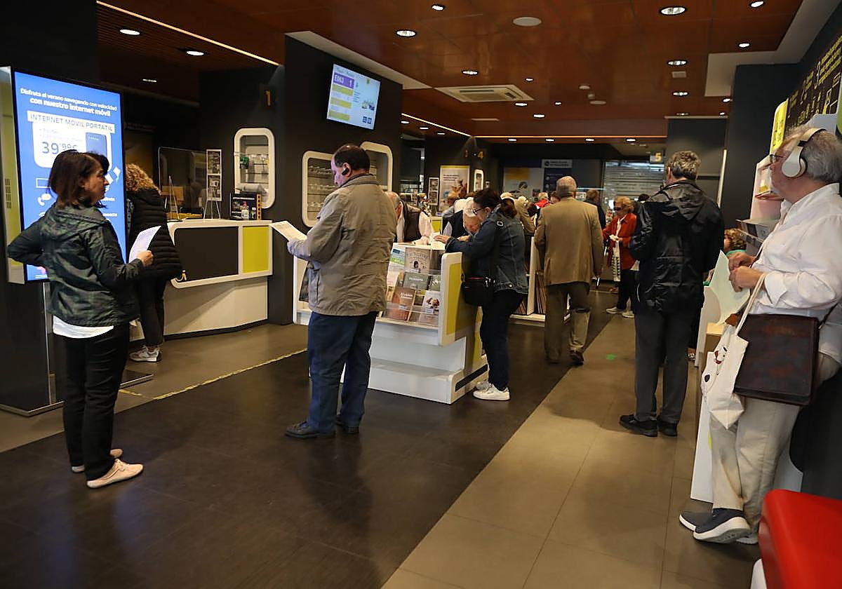 Personas rellenando el formulario del voto por correo