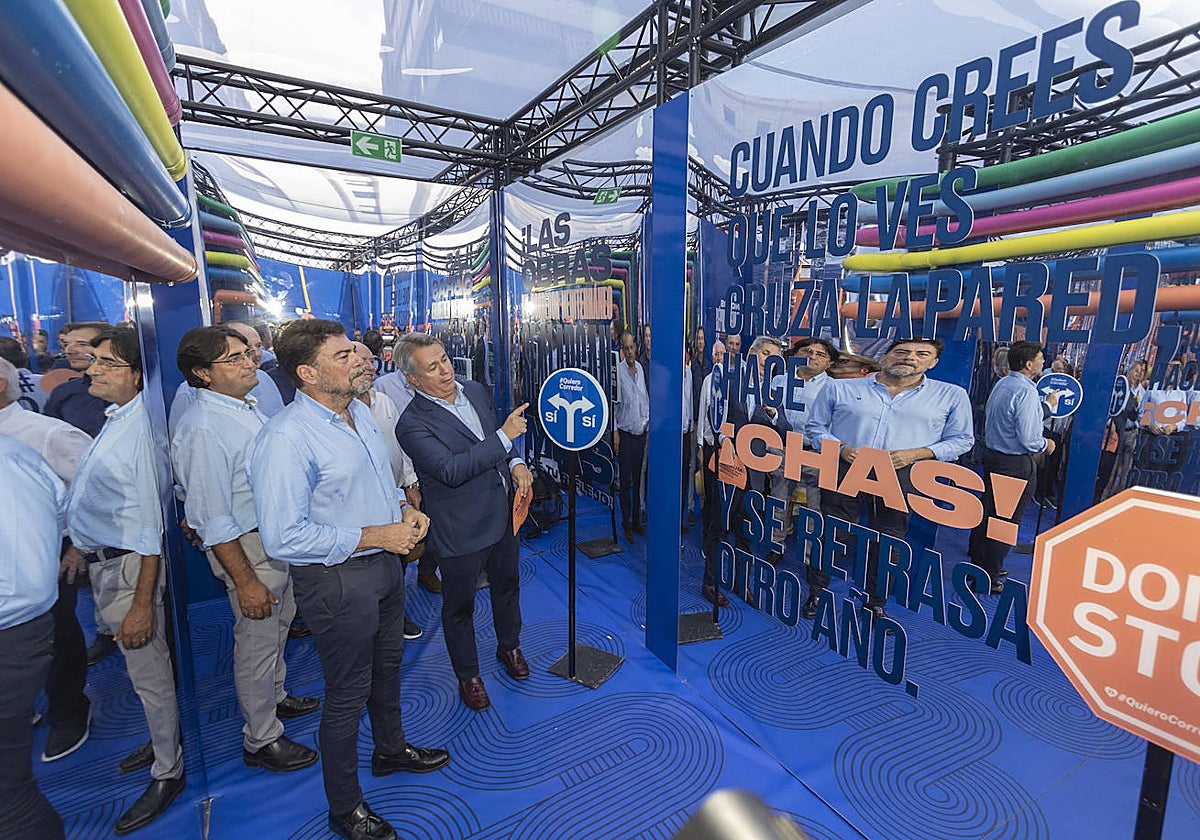 El alcalde de Alicante, Luis Barcala, ante una de las reclamaciones del 'Laberinto de Retrasos'