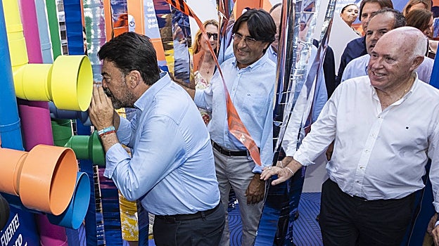 Imagen de Barcala mirando a través de una de las actividades planteadas por AVE para presentar su 'Laberinto de Retrasos'