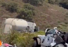 Dos muertos y cuatro heridos al embestir un camión a dos coches en la autopista en Marbella