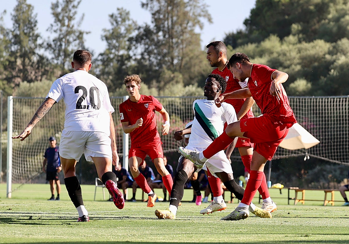 Adilson intenta recuperar el balón en pleno partido ante el Sevilla