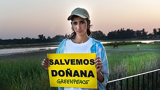 Alba Flores, actriz de 'La casa de papel', hace campaña contra los regadíos en el entorno de Doñana