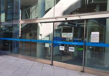 Los padres acusados de zarandear a su bebé y provocarle graves lesiones se enfrentan a tres años de cárcel en Asturias