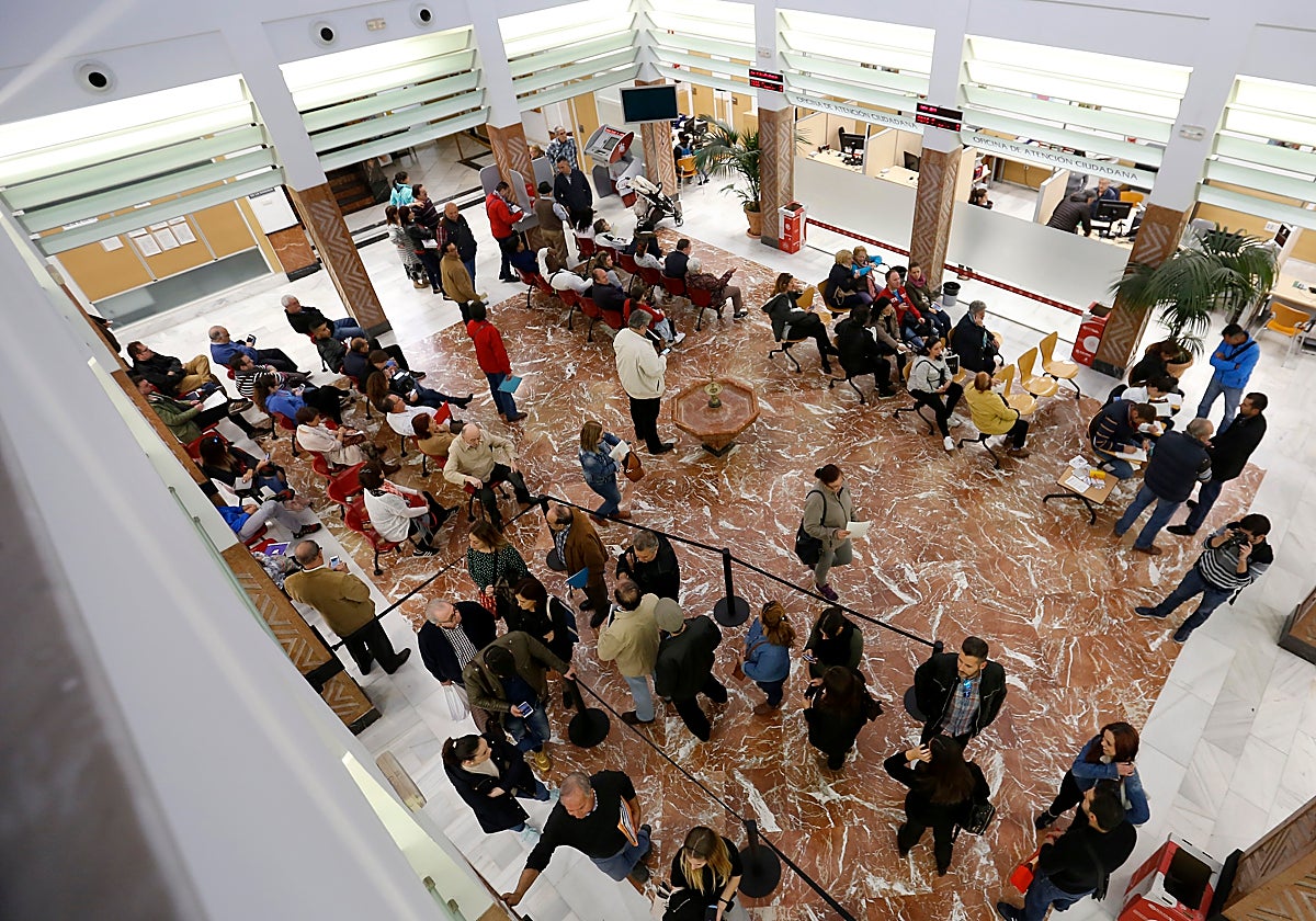 Colas en la Oficina de Atención Ciudadana del Ayuntamiento de Córdoba