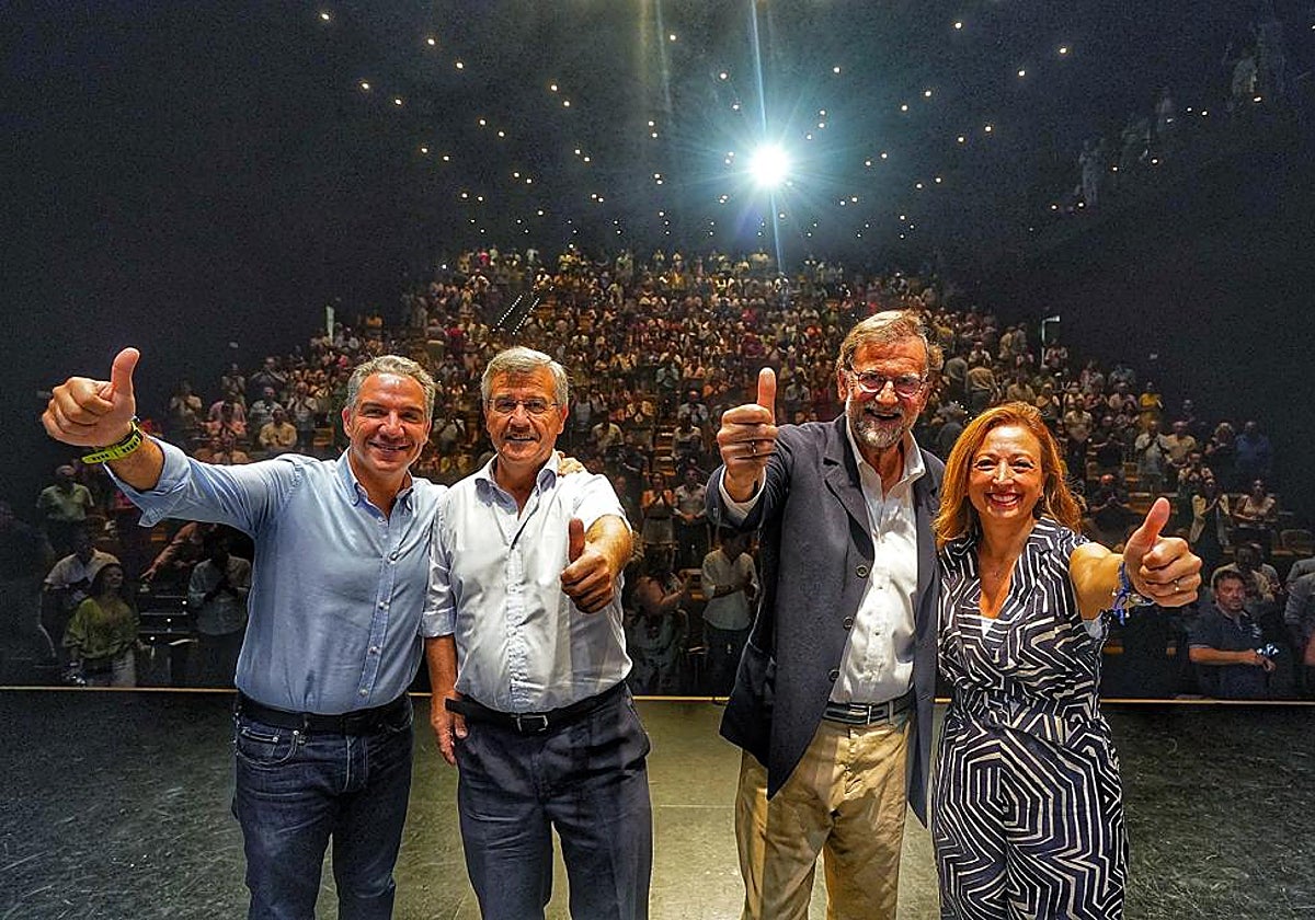 Mariano Rajoy en Estepona con Patricia Navarro, presidenta del PP de Málaga, José María García Urbano, alcalde de Estepona, y Elías Bendodo, coordinador del PP