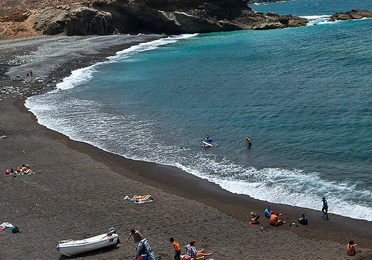 Muere un hombre de 70 años tras ahogarse en la Playa Los Laguitos ...