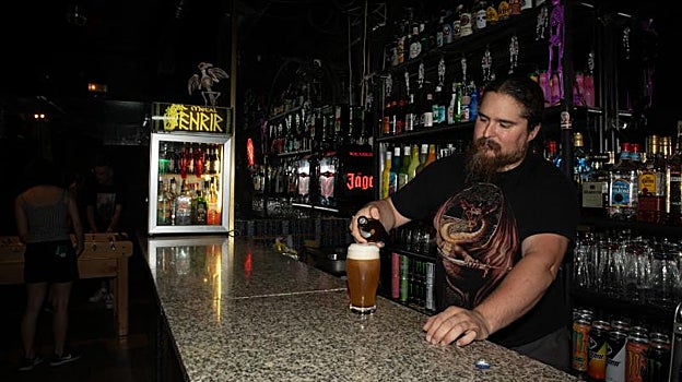 Héctor, sirviendo cerveza en su bar Fenrir